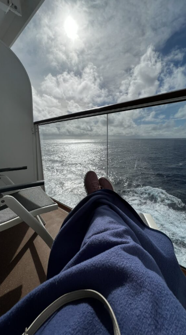 Jessica Müller liegt auf Balkon der Balkonkabine der Mein Schiff 4