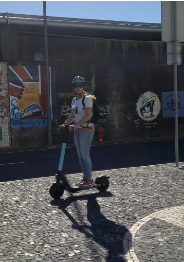 Jessica Müller fährt mit dem E-Scooter