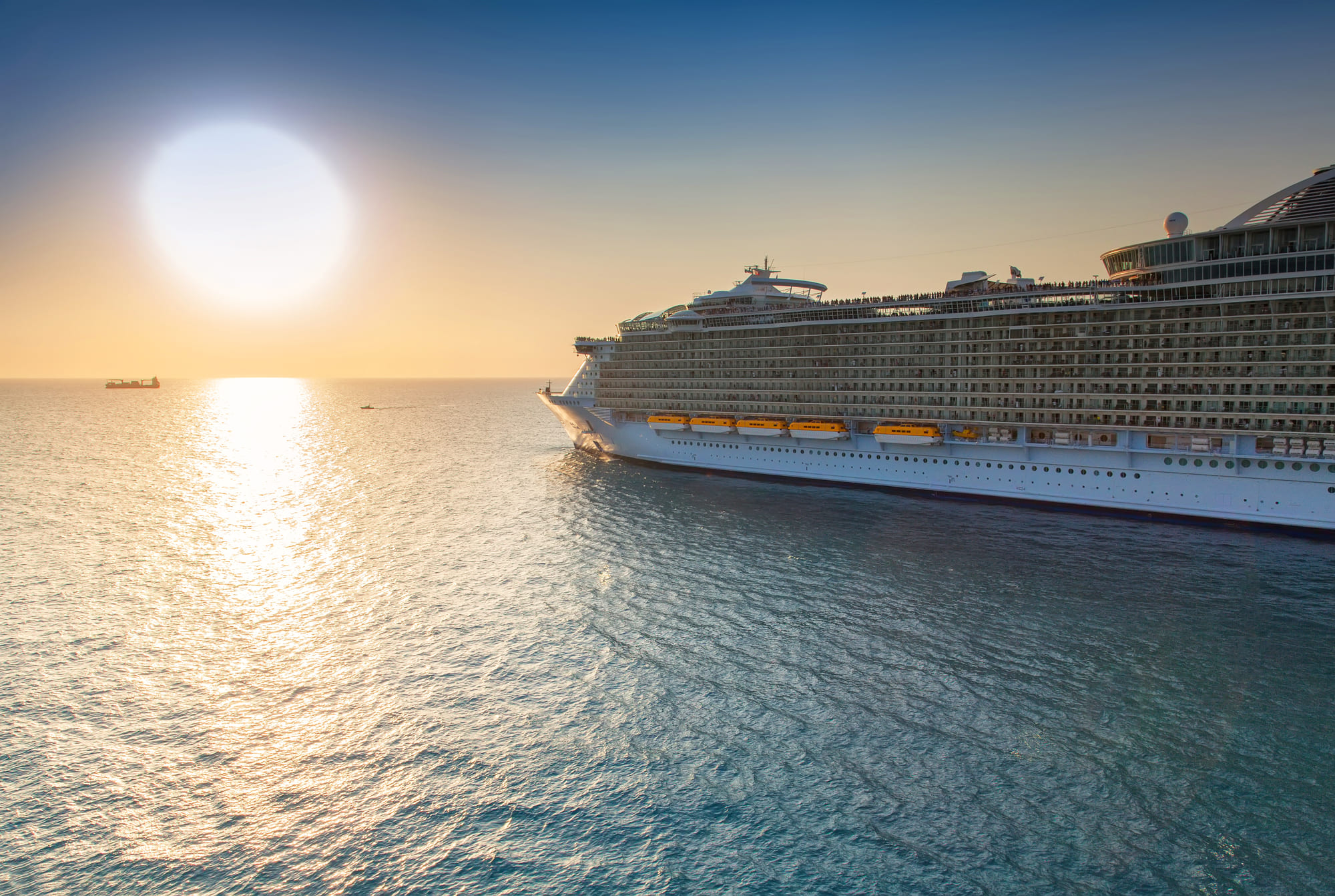 Keuzfahrtschiff auf dem Meer bei Sonnenaufgang