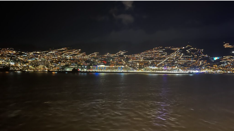 Madeira bei Nacht vom Schiff aus gesehen