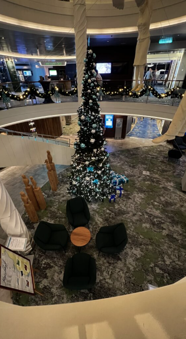 Lobby der Mein Schiff 4 mit schön geschmückten Tannenbaum