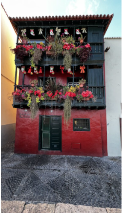 Schön gestaltetes rotes Haus in La Palma.