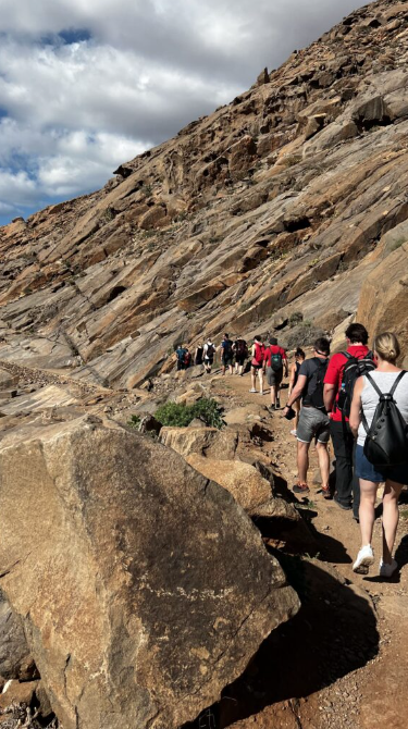 Menschenschlange bei einer Wanderung durch das Tal der tausend Palmen